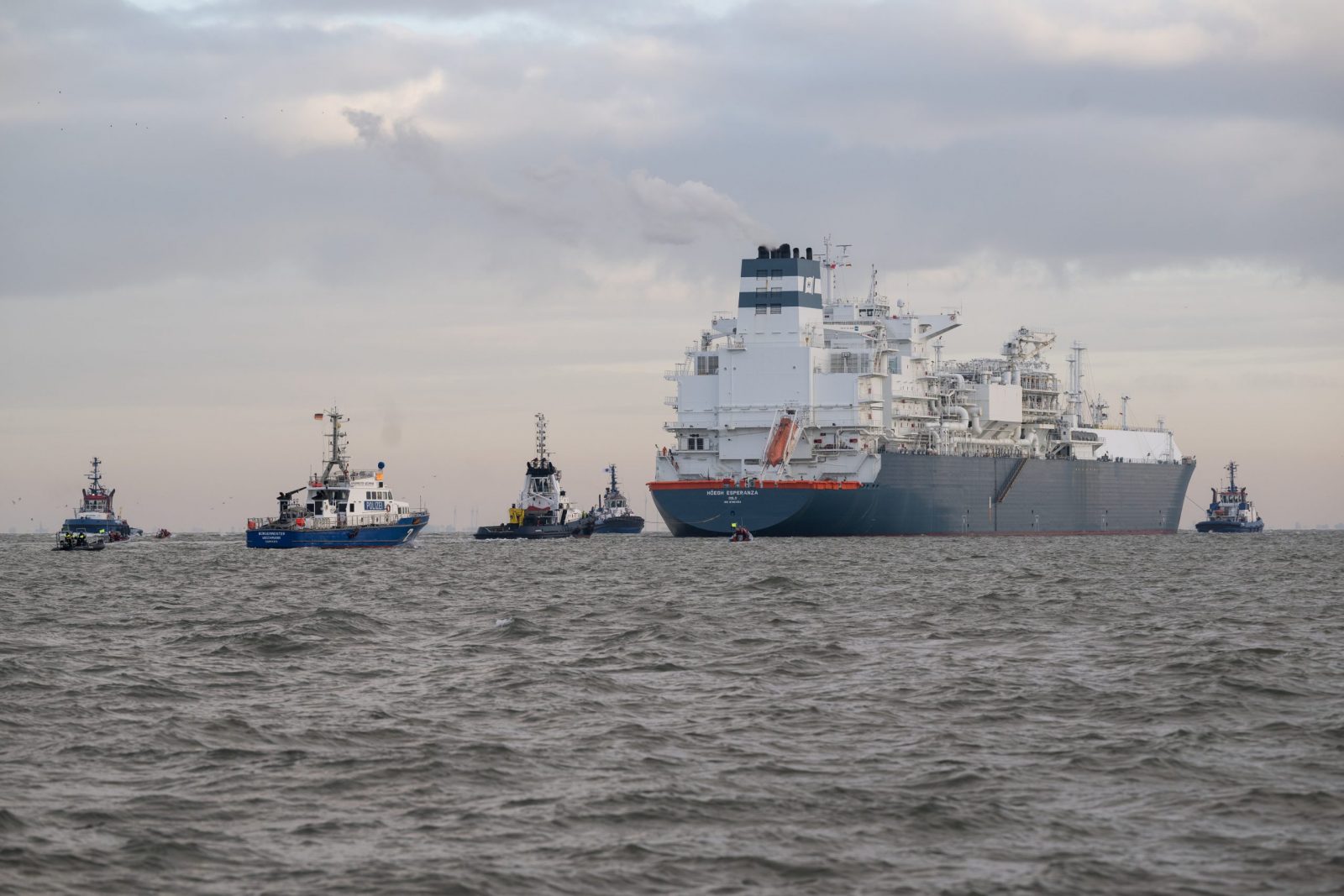 epa10367296 The Hoegh Esperanza', Floating Storage and Regasification Unit (FSRU) ship, arrives to dock at the new LNG terminal in Wilhelmshaven, Germany, 15 December 2022. The 'Hoegh Esperanza' FSRU is a floating facility that will convert liquified natural gas (LNG) arriving on LNG ships into a gaseous state and pump the gas directly into Germany's northern natural gas pipeline network from the Wilhelmshaven site. The new terminal, which will be officially inaugurated on 17 December is one several new LNG terminals Germany is building on its northern coasts as it seeks to pivot away from its previous reliance on natural gas imports from Russia.  EPA/DAVID HECKER / POOL