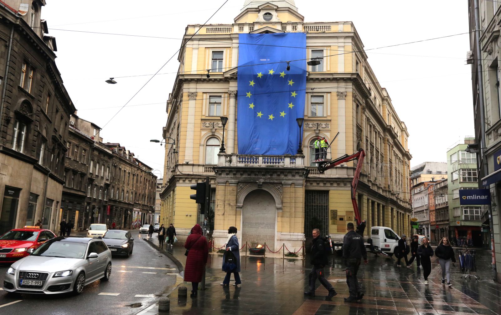 epa10368194 A giant EU flag hangs from the facade of a building in the center of Sarajevo, Bosnia and Herzegovina, 16 December 2022. After the governments of the member states of the European Union at a summit in Brussels, Belgium, on 15 December confirmed the recommendation of the European Commission, Bosnia and Herzegovina was granted the status of a candidate for membership in the European Union.  EPA/FEHIM DEMIR