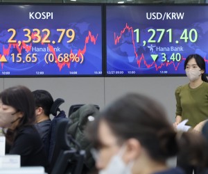 epa10379006 An electronic signboard shows the benchmark Korea Composite Stock Price Index (KOSPI) having risen 15.65 points, or 0.68 percent, to close at 2,332.79 in the dealing room of Hana Bank in Seoul, South Korea, 27 December 2022. Seoul stocks closed slightly higher on solid foreign and institutional buying.  EPA/YONHAP SOUTH KOREA OUT