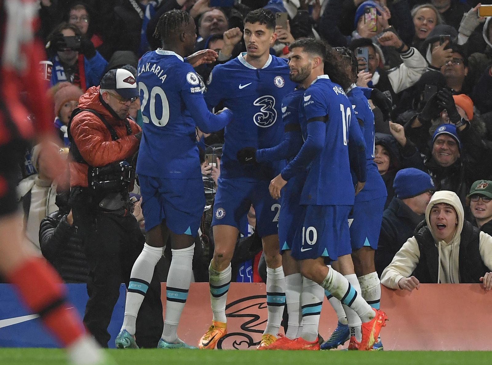 epa10379378 Kai Havertz (C) of Chelsea celebrates with team mates after scoring the 1-0 lead during the English Premier League soccer match between Chelsea FC and AFC Bournemouth in London, Britain, 27 December 2022.  EPA/Vince Mignott EDITORIAL USE ONLY. No use with unauthorized audio, video, data, fixture lists, club/league logos or 'live' services. Online in-match use limited to 120 images, no video emulation. No use in betting, games or single club/league/player publications