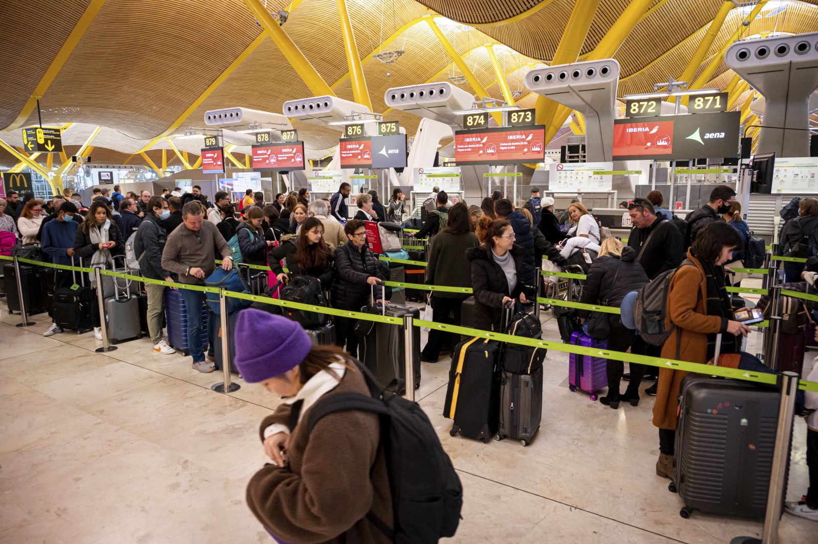 epa10382646 Travelers stand in a line at Barajas airport in Madrid, Spain, 30 December 2022. The Spanish Government has decided to reinforce controls at Spanish airports and will require passengers arriving from China to have a negative test for Covid-19 or a complete vaccination schedule.  EPA/FERNANDO VILLAR