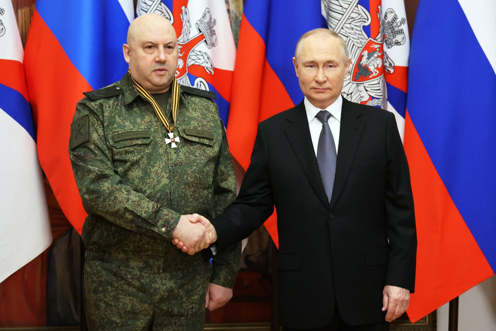 epa10384013 Russian President Vladimir Putin (R) shakes hands with commander of Russia's military operation in Ukraine General Sergei Surovikin, awarded with order of Saint George of the Third Class, during his visit to the Southern Military District, as Russia's so-called "special military operation" continues, at an undisclosed location in Rostov region, Russia, 31 December 2022.  EPA/MIKHAEL KLIMENTYEV/SPUTNIK/KREMLIN POOL / POOL MANDATORY CREDIT