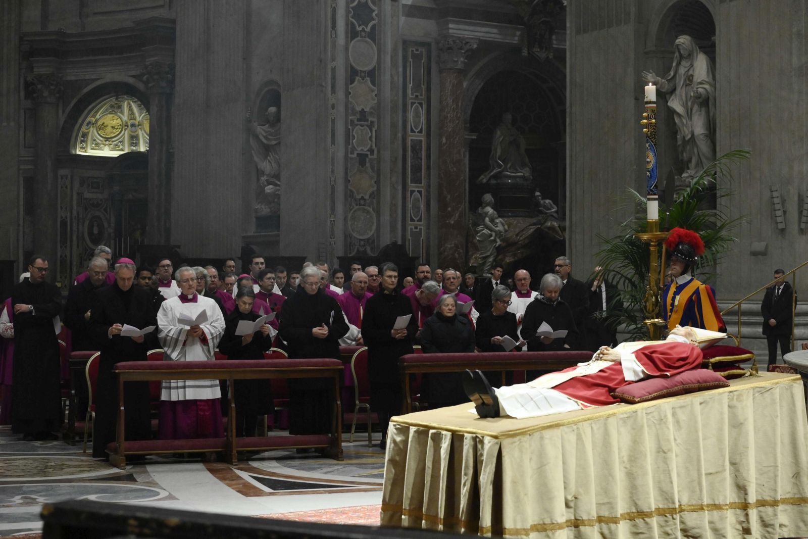 epa10386134 A handout photo made available by Vatican Media shows the body of late Pope Emeritus Benedict XVI (Joseph Ratzinger) as it lies in state in Saint Peter's Basilica for public viewing, Vatican City, 02 January 2023. Former Pope Benedict XVI died on 31 December at his Vatican residence, aged 95. For three days, starting from 02 January, the body will lay in state in St Peter's Basilica until the funeral on 05 January.  EPA/VATICAN MEDIA  HANDOUT EDITORIAL USE ONLY/NO SALES