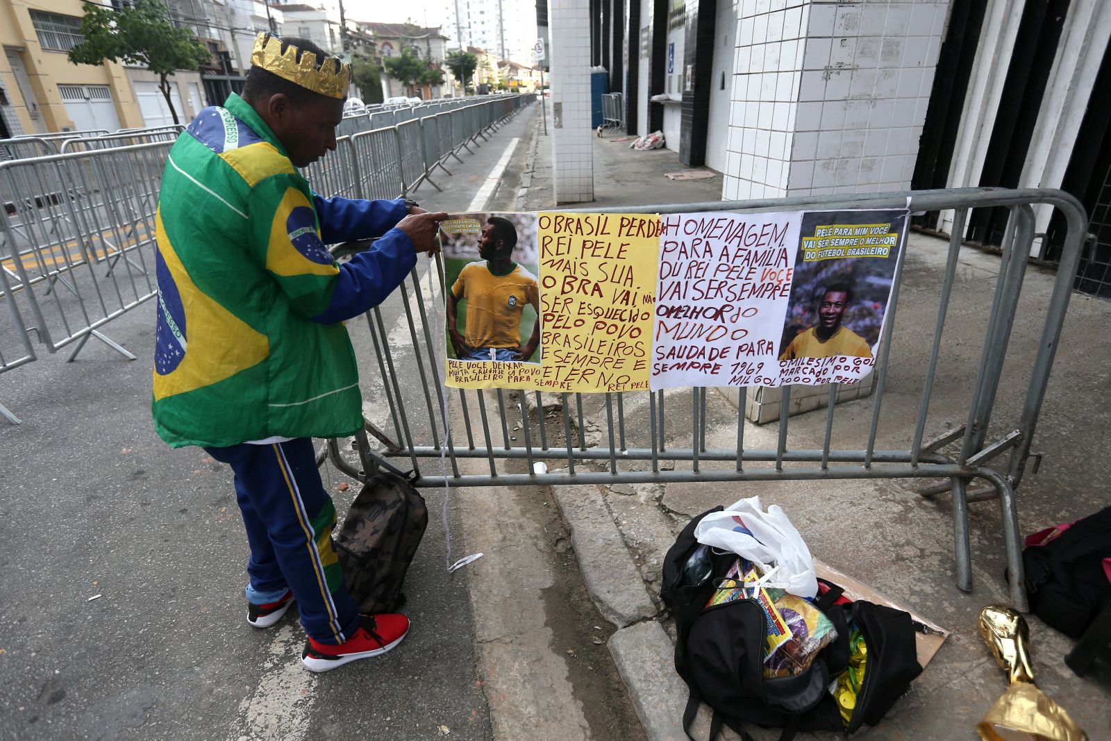 epa10385838 Fans arrive to wait in line for the wake of soccer legend Pele, at the Vila Belmiro stadium in the city of Santos, Brazil, 01 January 2023. Santos was advancing  in the preparations for Pelé's wake, scheduled for next Monday, four days after the death of the legendary Brazilian soccer player. The grass of the Vila Belmiro stadium, in the city of Santos, already has two white tents installed to receive the thousands of fans who wish to say goodbye to the 'King' of football.  EPA/GUILHERME DIONIZIO