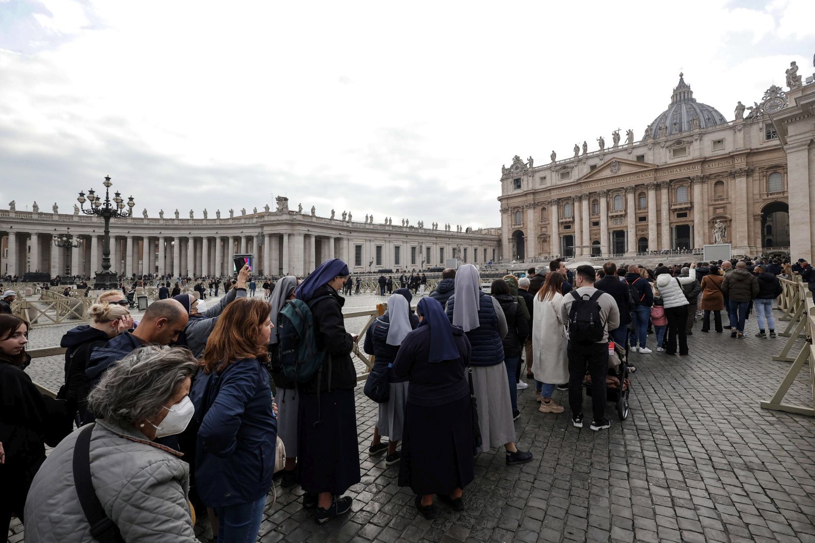 epa10386533 Nuns, priests and faithful in Saint Peter's Square to pay the last tribute to Pope emeritus Benedict XVI, Vatican City, 02 January 2023.  EPA/GIUSEPPE LAMI