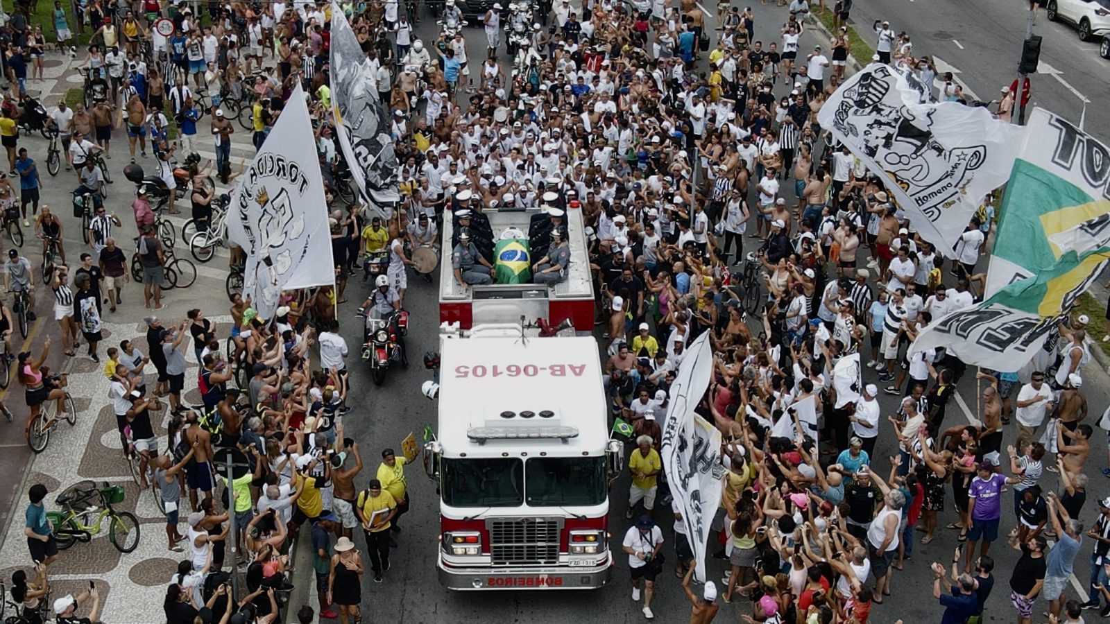 epa10387311 A fire engine carrying the coffin with Pele leads the funeral procession in Santos, Brazil, 03 January 2023. Brazilian soccer legend Pele, born Edson Arantes do Nascimento, died on 29 December 2022 at the age of 82.  EPA/Antonio Lacerda