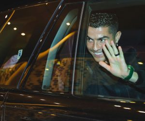 epaselect epa10387295 A handout photo made available by the Saudi Al-Nassr Club on 03 January 2023 shows Portuguese soccer player Cristiano Ronaldo waving upon arrival in Riyadh, Saudi Arabia, 02 January 2023. Cristiano Ronaldo will be presented at Mrsool Park stadium on 03 January after he signed for Al-Nassr club untill 2025.  HANDOUT EDITORIAL USE ONLY/NO SALES