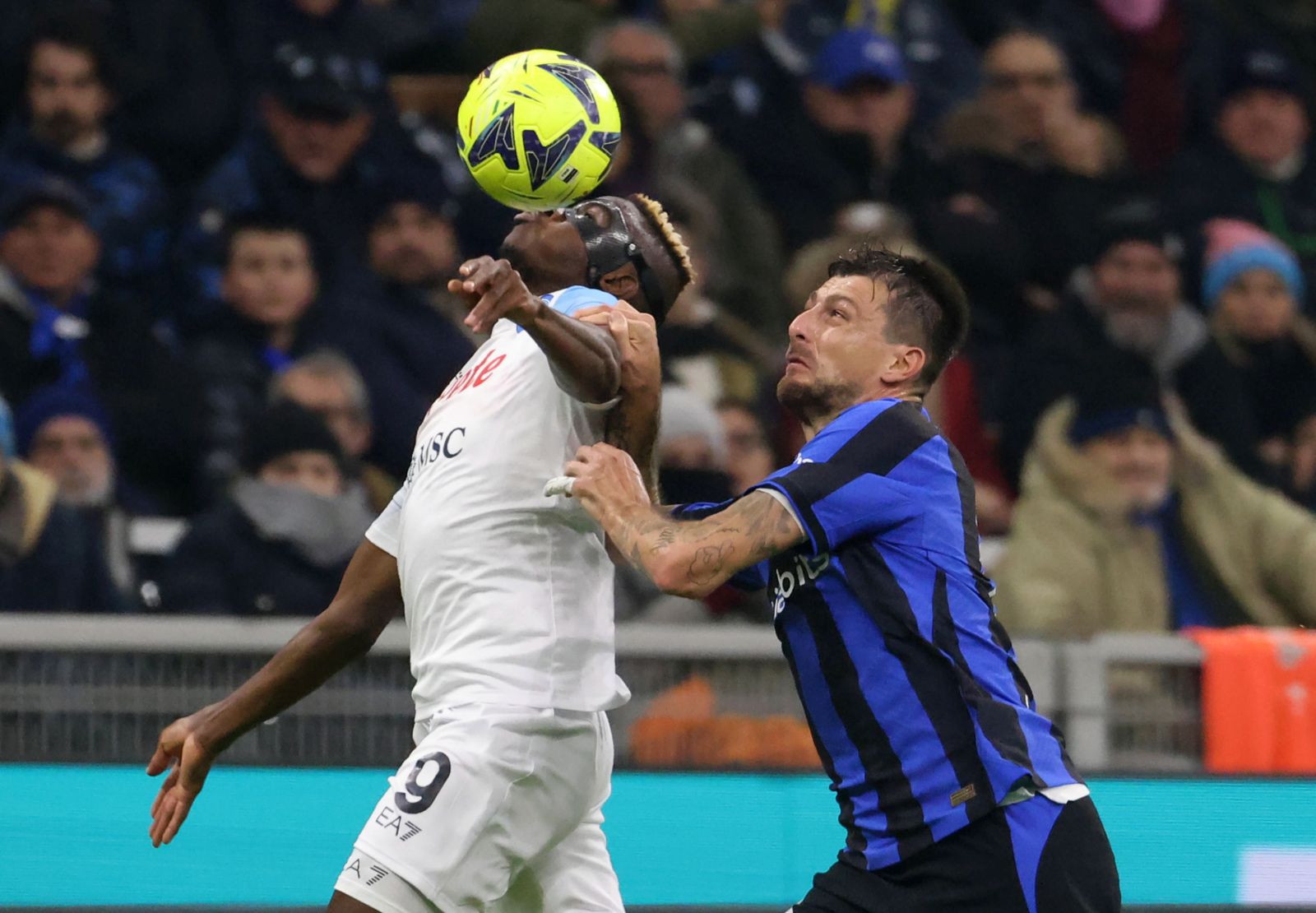 epa10389528 Napoli’s Victor Osimhen (L) challenges FC Inter’s Francesco Acerbi during the Italian Serie A soccer match between FC Inter and SSC Napoli, in Milan, Italy, 04 January 2023.  EPA/MATTEO BAZZI