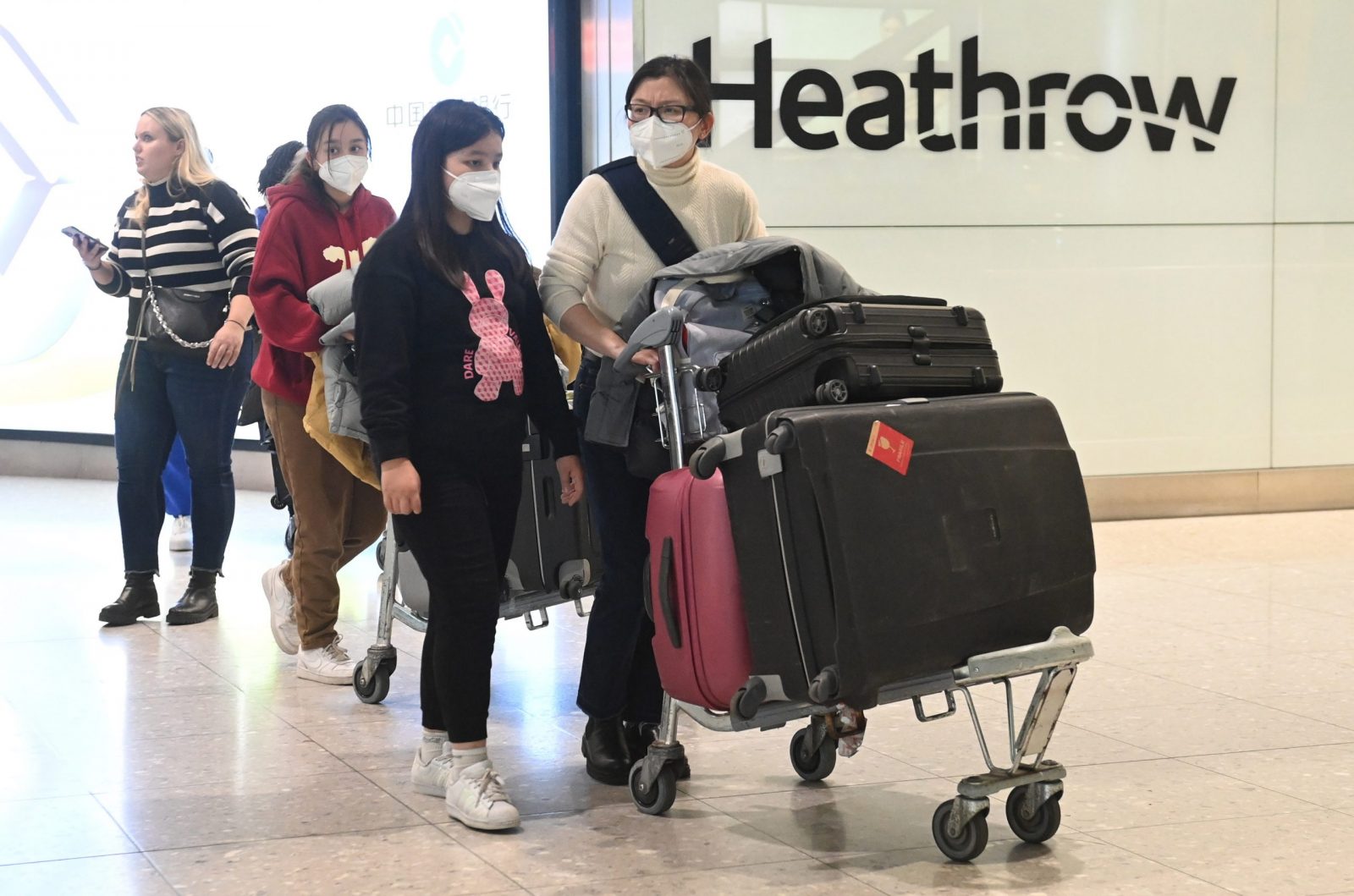 epa10390386 Travellers arrive at Heathrow Airport in London, Britain, 05 December 2023. From 05 January 2023, people traveling from China to the UK will need to show a negative Covid-19 test taken no more than two days prior to departure.  EPA/Neil Hall