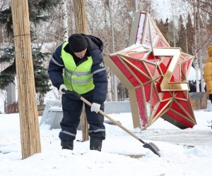 epa10390510 A municipal worker clears the Zaryadye Park after a snowfall, decorated for Christmas and the New Year with a letter Z in support of Russian army, in downtown Moscow, Russia, 05 January 2023. The temperature dropped -10 degrees Celsius in the Moscow region.  EPA/MAXIM SHIPENKOV
