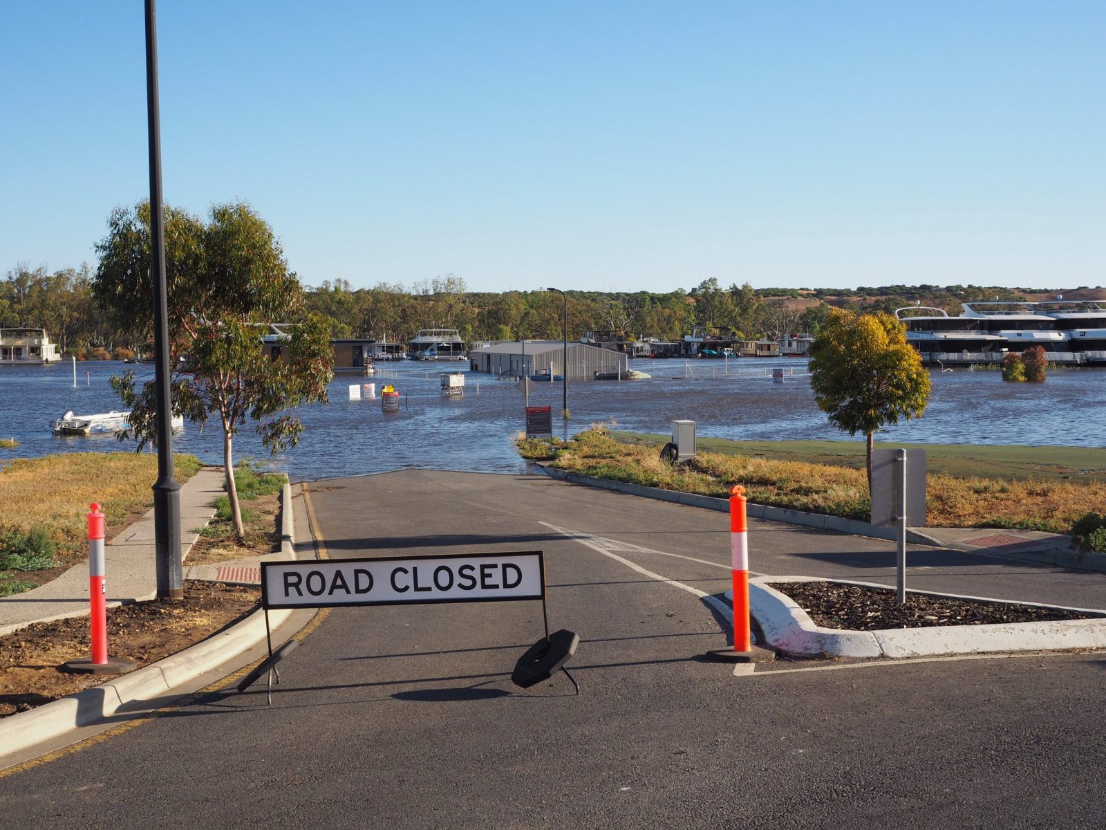 epa10393215 Water levels creeping up at Mannum in the Riverland region of South Australia, 07 January 2023. Latest forecasting suggests peak water flows on the Murray will reach downstream communities slightly earlier than expected.  EPA/TIM DORNIN AUSTRALIA AND NEW ZEALAND OUT