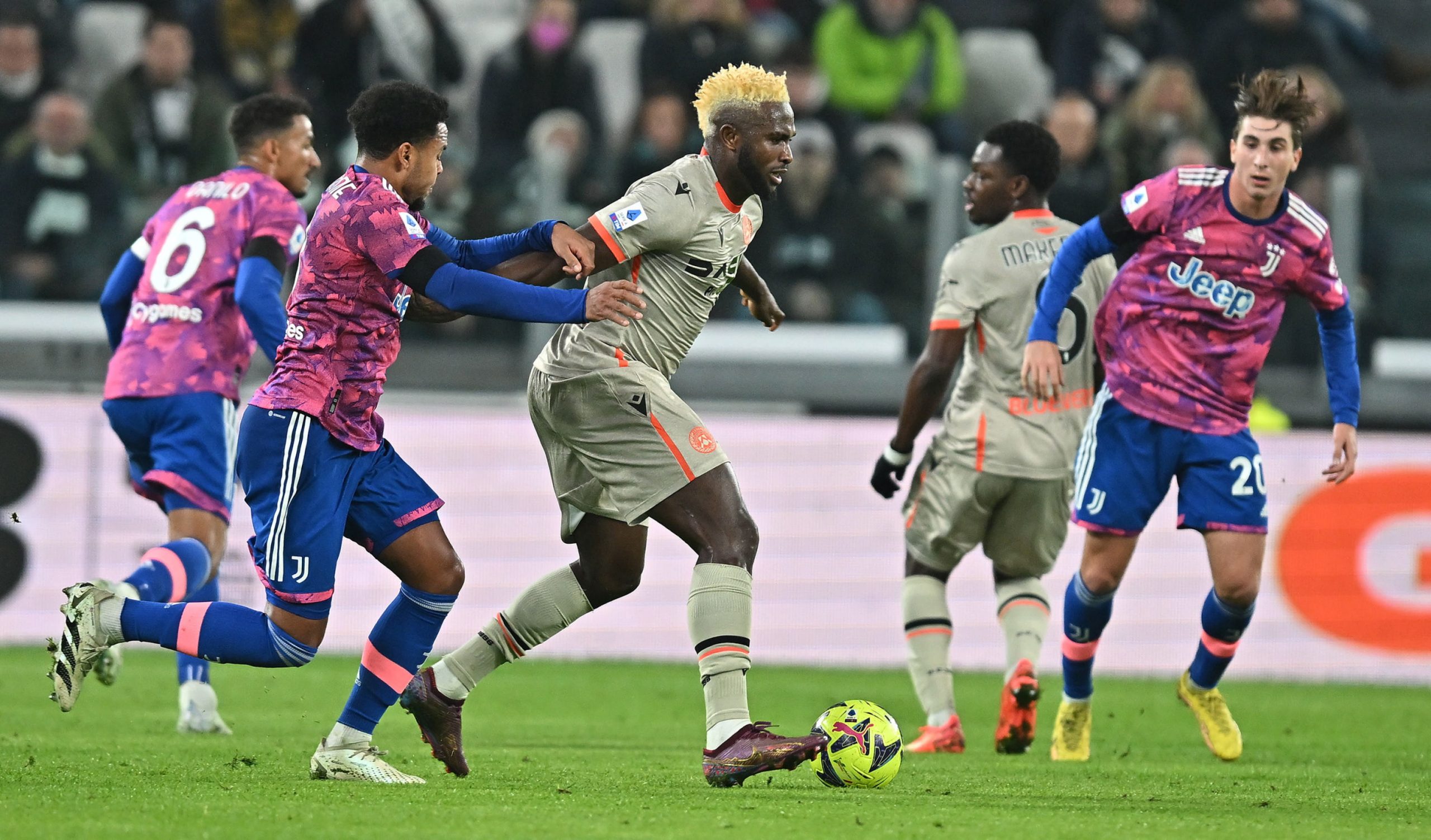 epa10394595 Juventus' Weston McKennie and Udinese's Isaac Success (C) in action during the Italian Serie A soccer match between Juventus and Udinese at Allianz Stadium in Turin, Italy, 07 January 2023.  EPA/ALESSANDRO DI MARCO