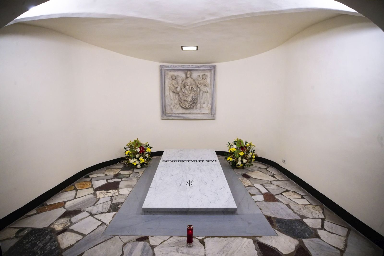 epa10395122 Tomb of the late Pope Emeritus Benedict XVI (Joseph Ratzinger) in the Vatican Grottoes, Vatican City, 08 January 2023. Former Pope Benedict XVI died on 31 December 2022 at his Vatican residence, at the age 95.  EPA/ANGELO CARCONI