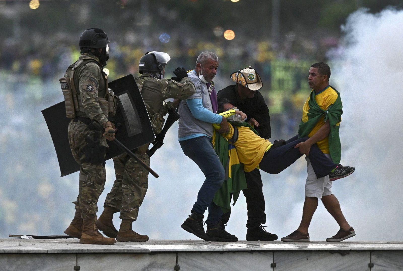epa10396412 Police confront supporters of former Brazilian President Jair Bolsonaro invading Planalto Palace, in Brasilia, Brazil, 08 January 2023. Hundreds of supporters of former Brazilian President Jair Bolsonaro invaded the headquarters of the National Congress, and also Supreme Court and the Planalto Palace, seat of the Presidency of the Republic, in a demonstration calling for a military intervention to overthrow President Luiz Inacio Lula da Silva. The crowd broke through the cordons of security forces and forced their way to the roof of the buildings of the Chamber of Deputies and the Senate, and some entered inside the legislative headquarters.  EPA/ANDRE BORGES