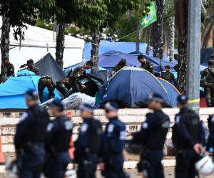 epa10396928 Army soldiers work to dismantle the tents of supporters of former President Jair Bolsonaro in a camp in front of the Army Headquarters, in Brasília, Brazil, 09 January 2023. At least 1,200 Bolsonaro supporters were detained in the camp set up in front of the Army headquarters in Brasilia after October presidential elections and from which the attacks on headquarters of the National Congress, and also Supreme Court and the Planalto Palace, seat of the Presidency of the Republic, on 08 January were launched. The followers of former President Jair Bolsonaro, who do not recognize the victory of the progressive leader Luiz Inacio Lula da Silva in the presidential elections, were arrested after being surrounded by the Police and the Army, they peacefully dismantled the camp where they were taking refuge.  EPA/ANDRE BORGES