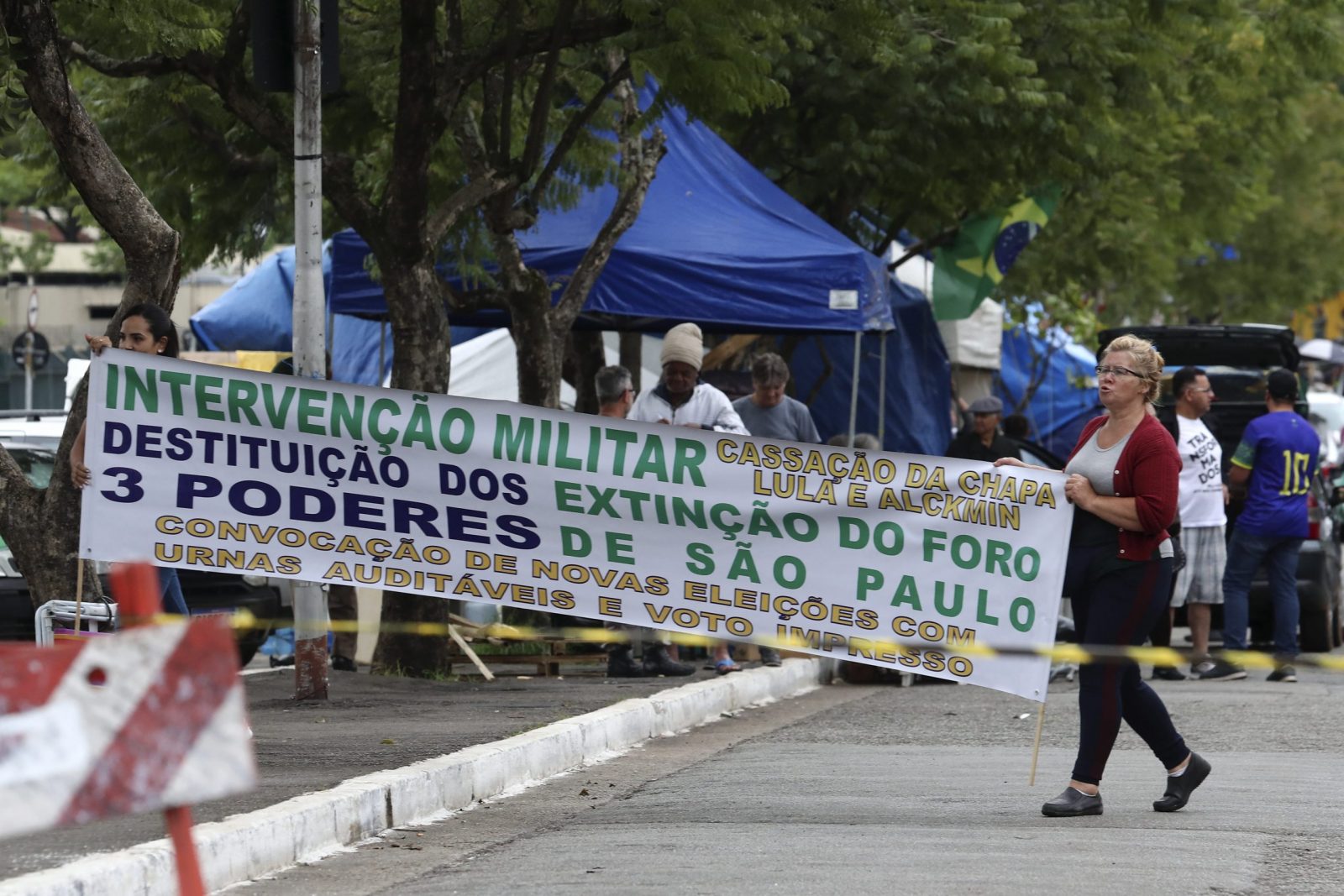 epa10397114 Followers of former President Jair Bolsonaro leave a camp in front of the Army Headquarters, in Sao Paulo, Brazil, 09 January 2023. Several camps that brought together Bolsonaro radicals in front of the Army headquarters were dismantled, including those in the main cities of the country, after the attacks on 08 January at the headquarters of the national Congress, Presidential Palace and Supreme Court, in an attempted coup d'état.  EPA/SEBASTIAO MOREIRA
