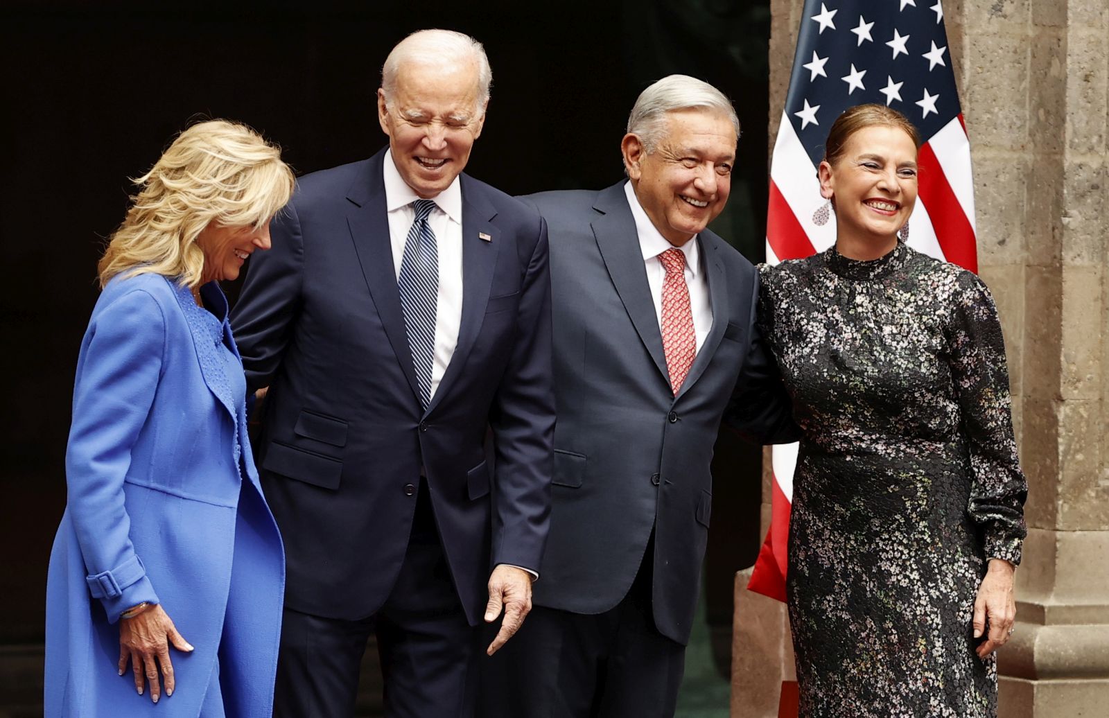 epa10397324 (L-R) US First Lady Jill Biden, US President Joe Biden, President of Mexico Andres Manuel Lopez Obrador, and his wife Beatriz Gutierrez Muller pose at the National Palace in Mexico City, Mexico, 09 January 2023. Biden is participating in the North American Leaders Summit with Obrador and Canadian Prime Minister Justin Trudeau.  EPA/Jose Mendez