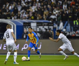 epa10400564 Valencia player Justin Dean Kluivert (C) in action against Real Madrid players Eder Militao (R) and Toni Kroos (L) during the Supercopa de Espana semi-final match between Real Madrid and Valencia, in Riyadh, Saudi Arabia, 11 January 2023.  EPA/STR