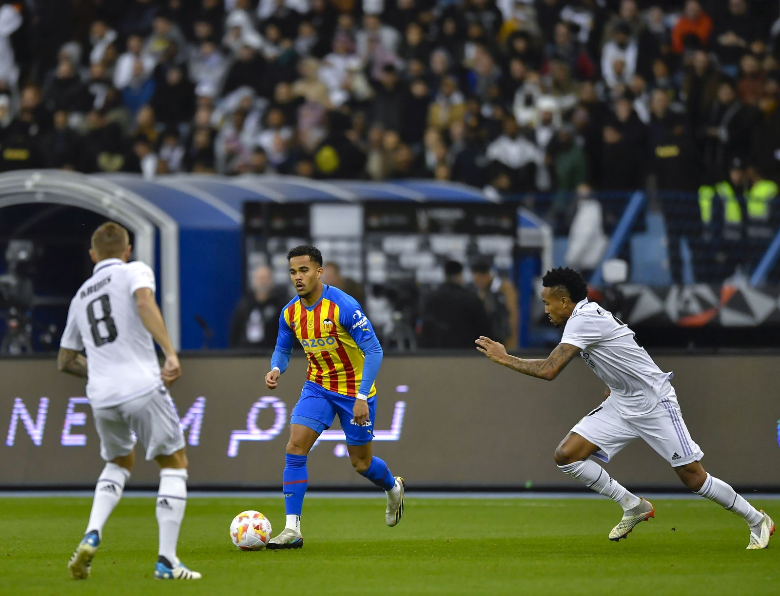 epa10400564 Valencia player Justin Dean Kluivert (C) in action against Real Madrid players Eder Militao (R) and Toni Kroos (L) during the Supercopa de Espana semi-final match between Real Madrid and Valencia, in Riyadh, Saudi Arabia, 11 January 2023.  EPA/STR