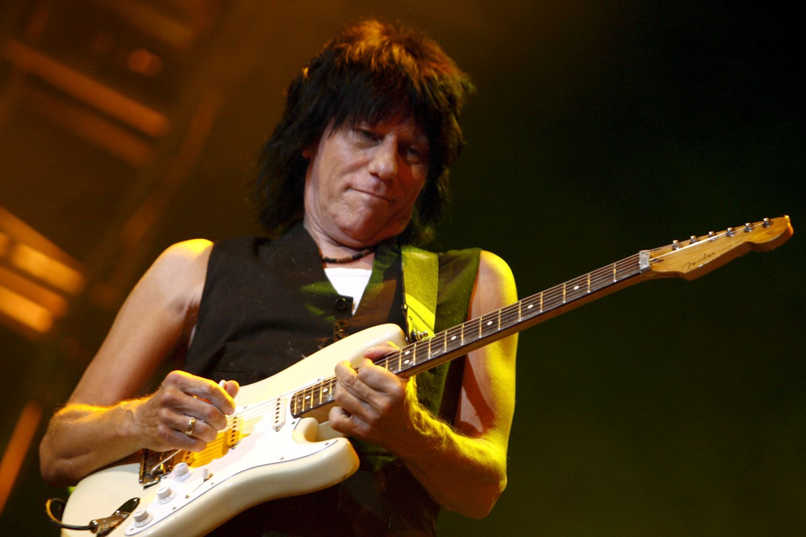 epa10400909 (FILE) - British guitarist Jeff Beck performs in the Stravinski hall during the 41st Montreux Jazz Festival in Montreux, Switzerland, 15 July 2007 (reissued 12 January 2023). Legendary British guitarist Jeff Beck has died on 10 January at the age of 78 after contracting bacterial meningitis, his family said in a statement on late 11 January 2023.  EPA/LAURENT GILLIERON