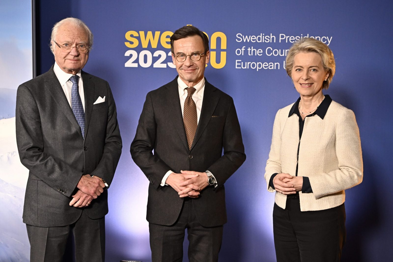 epa10401603 (L-R) Sweden's King Carl Gustaf, Sweden's Prime Minister Ulf Kristersson and EU Commission President Ursula von der Leyen arrive for a dinner at the Ice Hotel in Jukkasjarvi, Sweden, 12 January 2023. The European Commission and the Swedish government meet in Sweden’s northernmost city Kiruna and nearby Jukkasjarvi on 12 and 13 January, the first meeting since Swedish took over the EU presidency on 01 January.  EPA/JONAS EKSTROMER SWEDEN OUT
