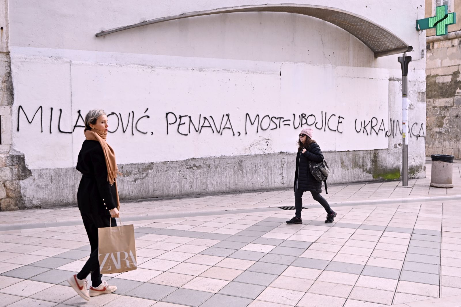Split, 13.01.2023. - Uži centaur Split išaran grafitima protein Milanovića, Penave , Mosta.  foto HINA/ Mario STRMOTIĆ/ ms