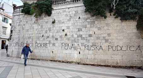 Split: Policija traži grafitere koji su Milanovića i Penavu proglasili “ruskim pudlicama”