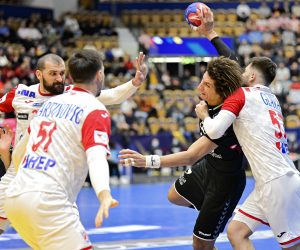 epa10403669 Egypt's Ali Mohamed (C) in action during the IHF Men's World Championship group G handball match between Egypt and Croatia, at Husqvarna Garden in Jonkoping, Sweden, 13 January 2023.  EPA/Mikael Fritzon SWEDEN OUT