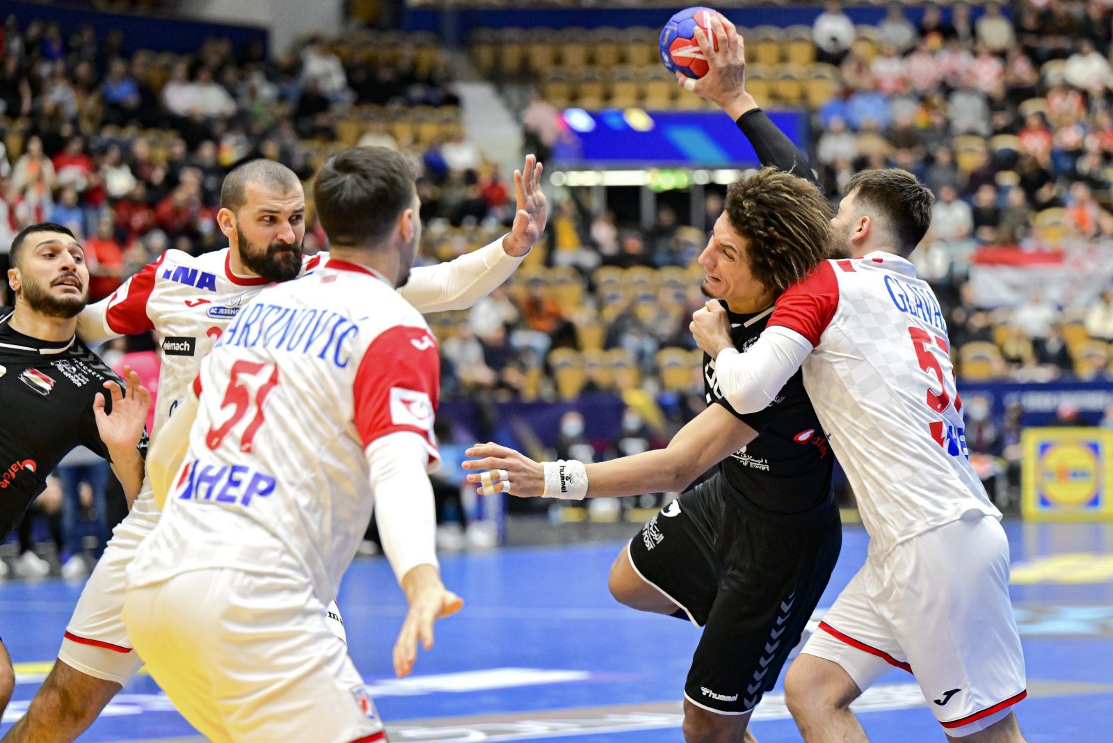 epa10403669 Egypt's Ali Mohamed (C) in action during the IHF Men's World Championship group G handball match between Egypt and Croatia, at Husqvarna Garden in Jonkoping, Sweden, 13 January 2023.  EPA/Mikael Fritzon SWEDEN OUT