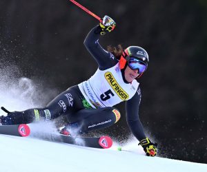 epa10395255 Federica Brignone of Italy clears a gate during the Alpine Ski World Cup's Giant slalom Women in Kranjska Gora, Slovenia, 08 January 2023.  EPA/ALEN MILAVEC