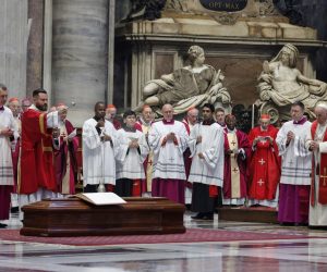 epa10404738 Pope Francis (R) presides over the funeral mass of Cardinal George Pell in St.Peter's Basilica, Vatican City, 14 January 2023. The late Australian Cardinal died on 10 January in Rome at the age of 81 due to heart complications following a hip operation.  EPA/GIUSEPPE LAMI