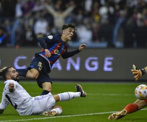 epa10407646 Gavi of Barcelona scores the 0-1 goal during Spanish Super Cup final match between Real Madrid and Barcelona, in Riyadh, Saudi Arabia, 15 January 2023.  EPA/STR