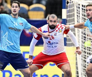 epa10407672 Croatia's Zeljko Musa (C) is stopped by USA's Ian Hueter (L) and Andrew Donlin during the IHF Men's World Championship group G handball match between Croatia and USA, in Jonkoping, Sweden, 15 January 2023.  EPA/Mikael Fritzon SWEDEN OUT SWEDEN OUT