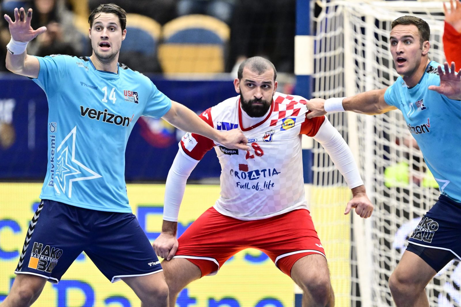 epa10407672 Croatia's Zeljko Musa (C) is stopped by USA's Ian Hueter (L) and Andrew Donlin during the IHF Men's World Championship group G handball match between Croatia and USA, in Jonkoping, Sweden, 15 January 2023.  EPA/Mikael Fritzon SWEDEN OUT SWEDEN OUT