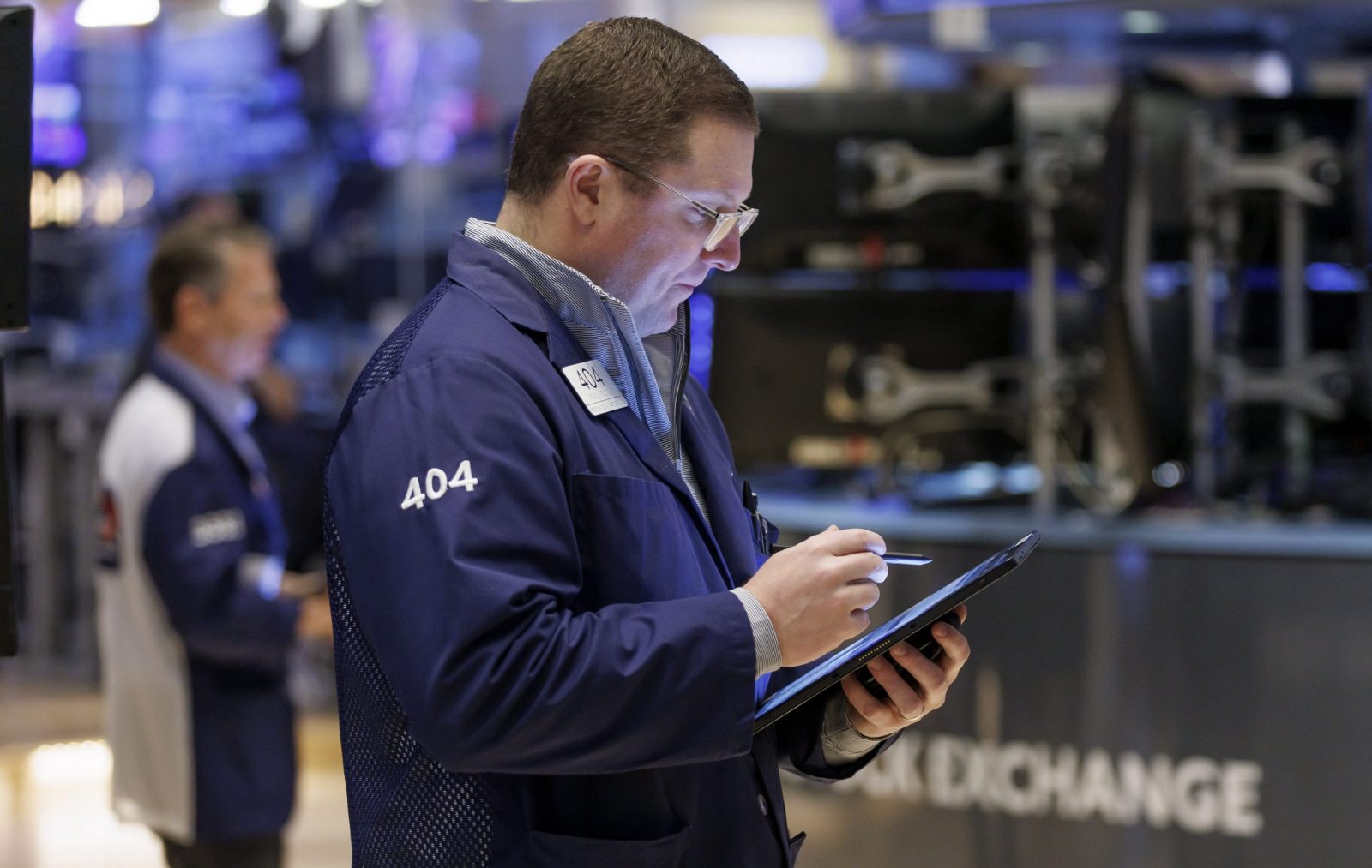 epa10413679 Traders work on the floor of the New York Stock Exchange at the Opening Bell in New York, New York, USA, 18 January 2023.  EPA/JUSTIN LANE