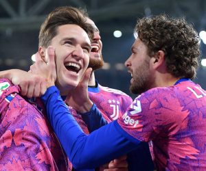 epa10416661 Juventus' Federico Chiesa celebrates with his teammates after scoring the 2-1 goal during the round of 16 of the Coppa Italia soccer match between Juventus FC and AC Monza, in Turin, Italy, 19 January 2023.  EPA/ALESSANDRO DI MARCO