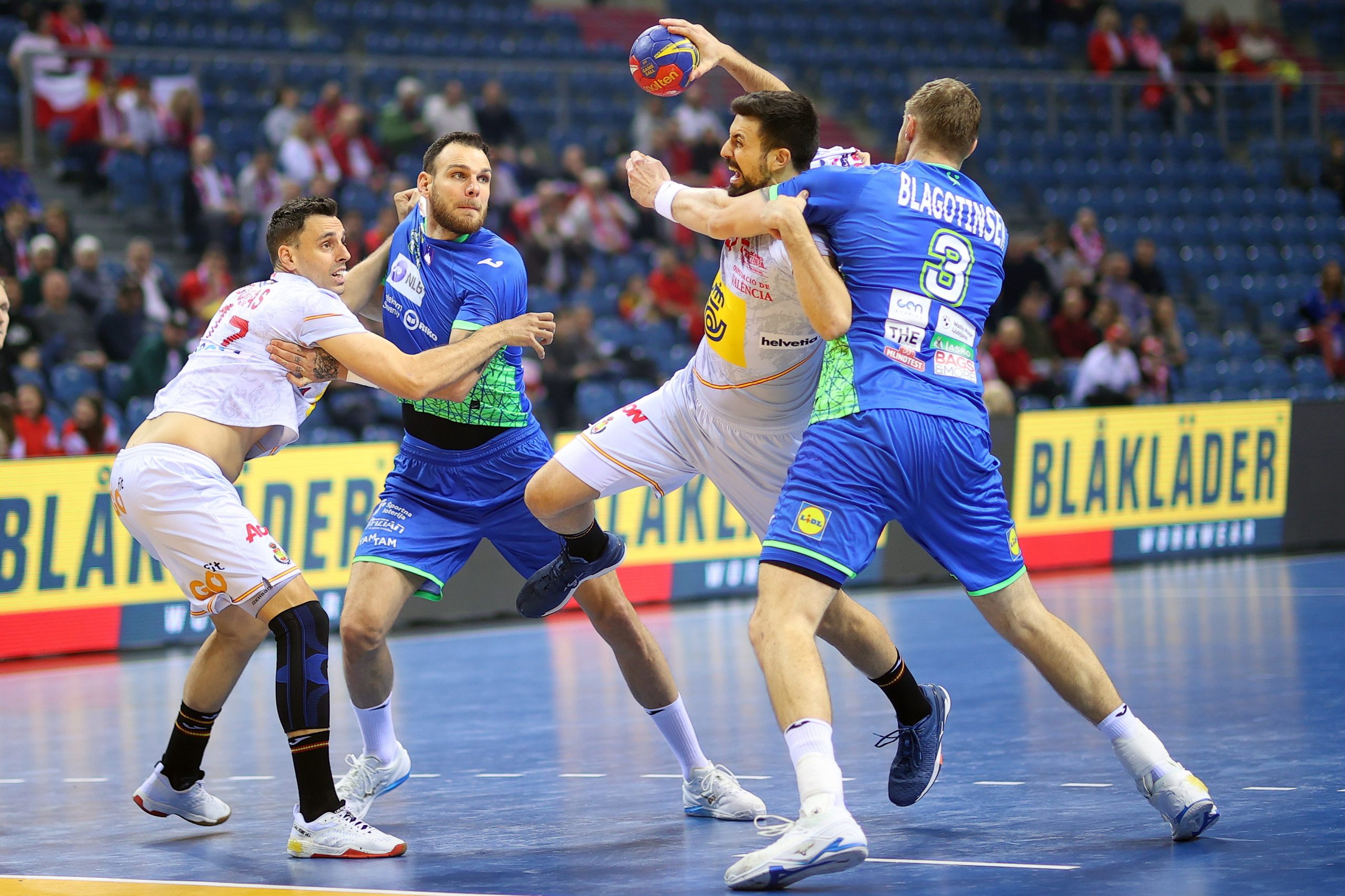epa10418241 Borut Mackovsek (2L) and Blaz Blagotinsek (R) of Slovenia and Adrian Figueras Trejo (L) and Agustin Casando Marcelo (2R) of Spain in action during the 2023 IHF Men's Handball World Championship group I match between Slovenia and Spain in Katowice, Poland, 20 January 2023.  EPA/Lukasz Gagulski POLAND OUT