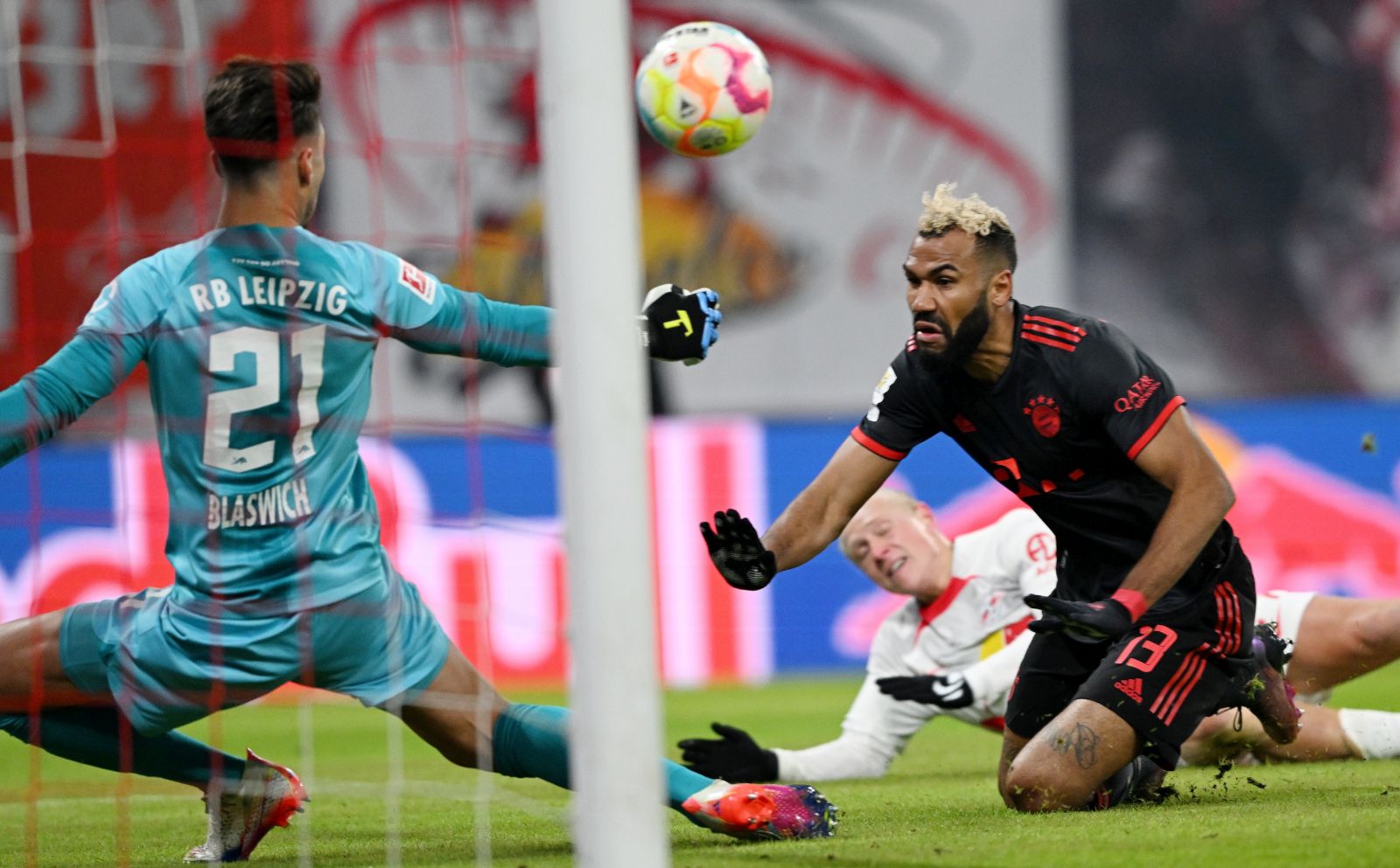 epa10418907 Munich's Eric Maxim Choupo-Moting (R) scores the 1-0 lead against Leipzig's goalkeeper Janis Blaswich (L) during the German Bundesliga soccer match between RB Leipzig and FC Bayern Munich in Leipzig, Germany, 20 January 2023.  EPA/FILIP SINGER (ATTENTION: The DFL regulations prohibit any use of photographs as image sequences and/or quasi-video.)