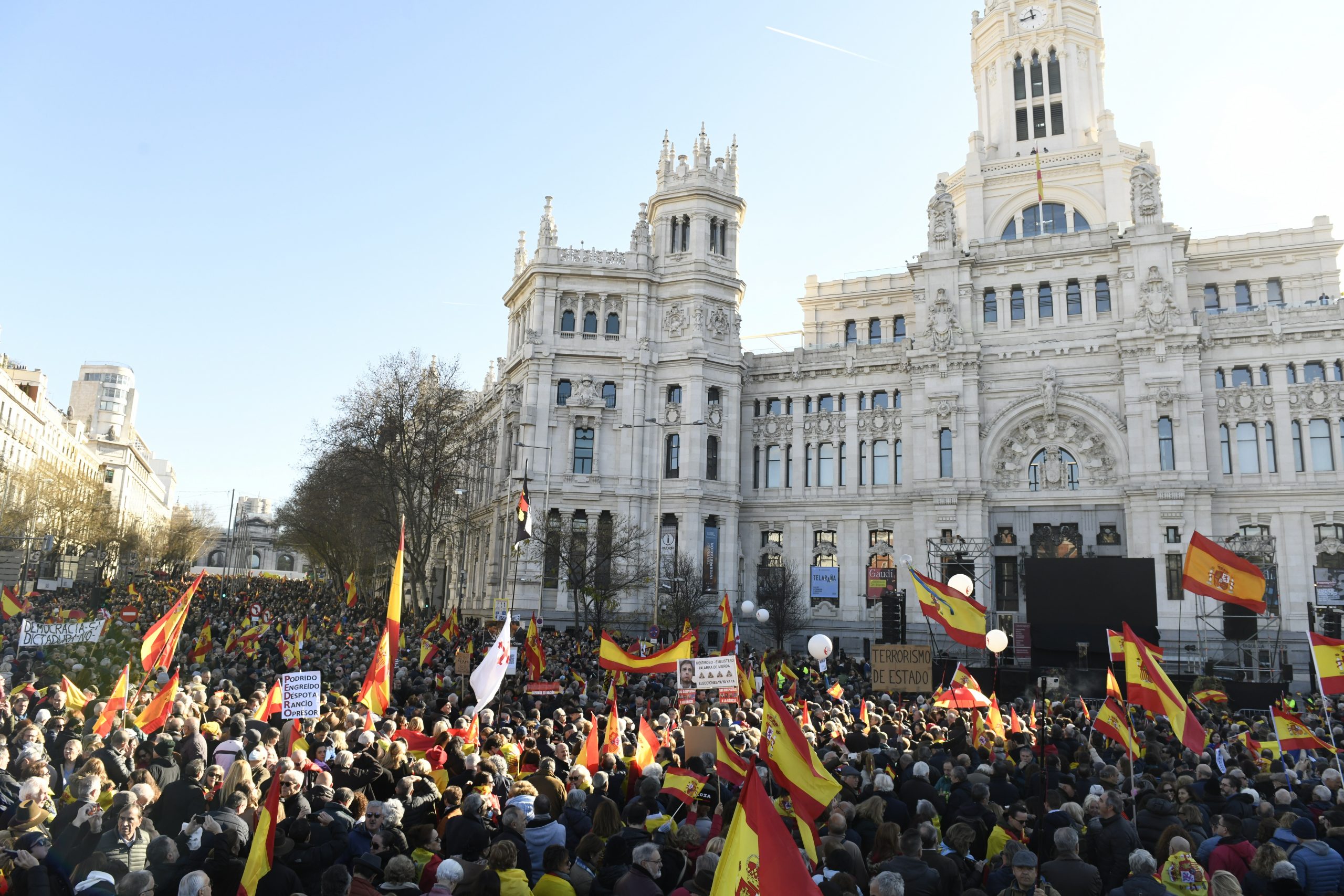 epa10420275 Some thousands people attend a rally against Spanish Prime Minister Pedro Sanchez' policies and in defense of the Spanish Constitution, in downtown Madrid, Spain, 21 January 2023.  EPA/Victor Lerena