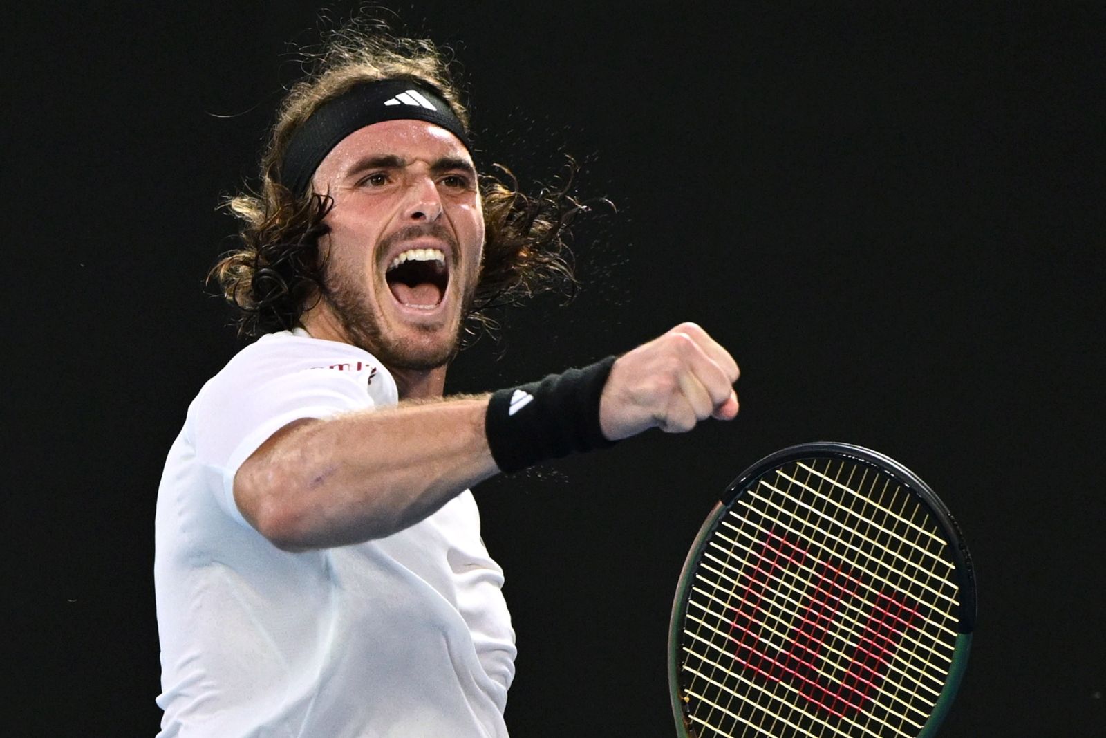 epa10422198 Stefanos Tsitsipas of Greece reacts during his 4th round match against Jannik Sinner of Italy at the 2023 Australian Open tennis tournament in Melbourne, Australia, 22 January 2023.  EPA/JOEL CARRETT  AUSTRALIA AND NEW ZEALAND OUT