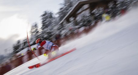 Feller vodi u slalomu u Kitzbuehelu, Zubčić u drugoj vožnji
