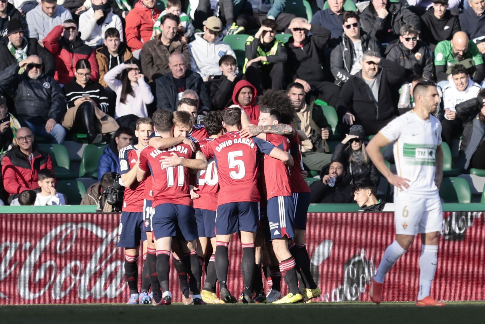 epa10423472 Osasuna's players celebrate their first goal against Elche, scored by Chimy Avila, during their LaLiga soccer match played at Manuel Martinez Valero stadium in Elche, eastern Spain, 22 January 2023.  EPA/Ana Escobar