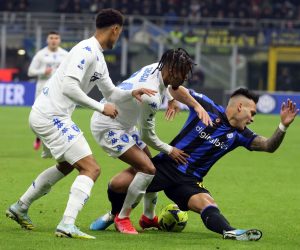 epa10425360 Inter Milan’s Lautaro Martinez (R) challenges for the ball  Empoli’s Tyronne Ebuehi (C) during the Italian serie A soccer match between FC Inter  and Empoli at the Giuseppe Meazza stadium in Milan, Italy, 23 January 2023.  EPA/MATTEO BAZZI