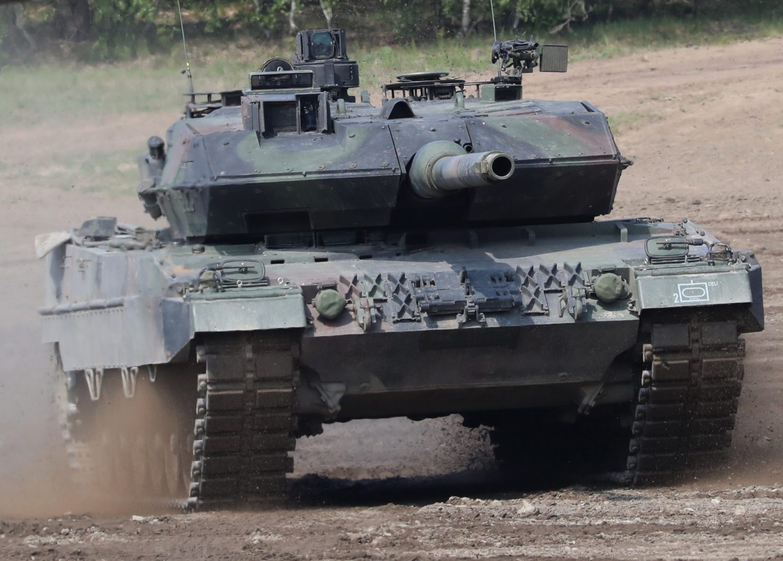 epa10427153 (FILE) - A German Army 'Leopard 2' tank during the NATO Very High Readiness Task Force Land (VJTF L 2019) exercise in Muenster, northern Germany, 20 May 2019 (reissued 24 January 2023). German Chancellor Olaf Scholz has decided to send Leopard 2 tanks to Ukraine and allow other countries such as Poland to do so while the US may supply Abrams tanks, German media has reported 24 January 2023.  EPA/FOCKE STRANGMANN *** Local Caption *** 55209013