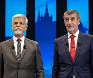 epa10429653 Czech Republic's presidential candidates, former NATO Military Committee chairman Petr Pavel (L) and former Czech Prime Minister Andrej Babis (R), pose for photographers prior to a televised debate at CNN Prima News in Prague, Czech Republic, 25 January 2023. Pavel will face Babis in the second round of the country's presidential election, scheduled to take place on 27 and 28 January 2023.  EPA/MARTIN DIVISEK