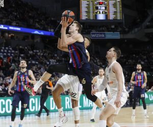 epa10431607 Barcelona's Jan Vesely (C) in action against Real Madrid's Mario Hezonja (R) during the Euroleague basketball match between Real Madrid and FC Barcelona, in Madrid, central Spain, 26 January 2023.  EPA/Juan Carlos Hidalgo