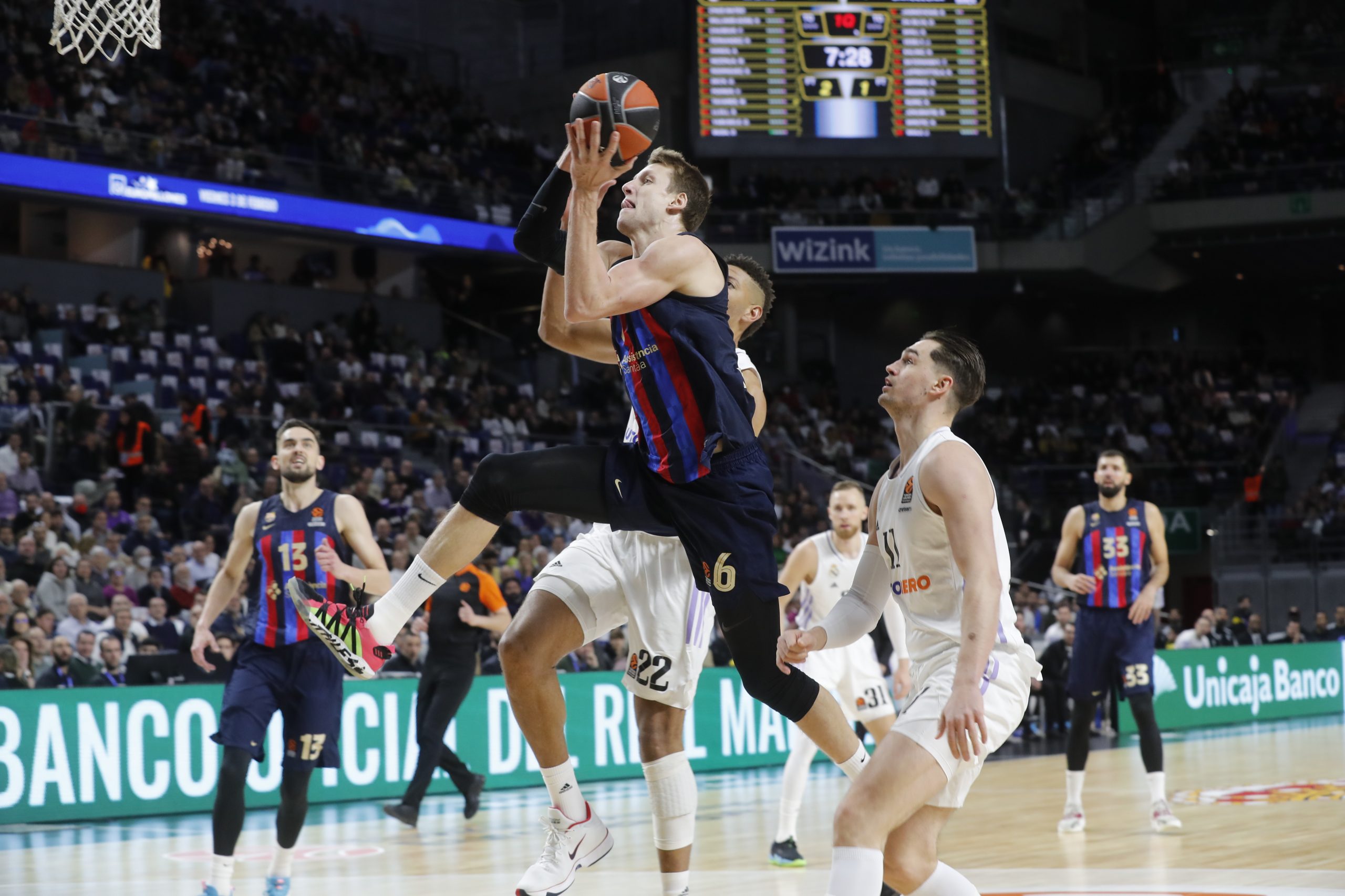 epa10431607 Barcelona's Jan Vesely (C) in action against Real Madrid's Mario Hezonja (R) during the Euroleague basketball match between Real Madrid and FC Barcelona, in Madrid, central Spain, 26 January 2023.  EPA/Juan Carlos Hidalgo