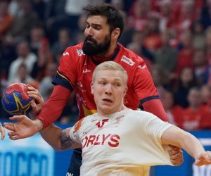 epa10434377 Jorge Maqueda (L) of Spain and Magnus Jensen Saugstrup (R) of Denmark in action during the 2023 IHF Men’s Handball World Championship semi-final match between Spain and Denmark, in Gdansk, Poland, 27 January 2023.  EPA/Adam Warzawa POLAND OUT
