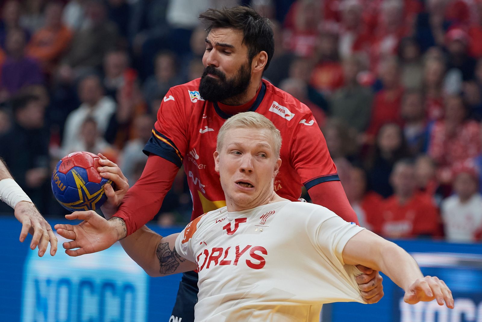 epa10434377 Jorge Maqueda (L) of Spain and Magnus Jensen Saugstrup (R) of Denmark in action during the 2023 IHF Men’s Handball World Championship semi-final match between Spain and Denmark, in Gdansk, Poland, 27 January 2023.  EPA/Adam Warzawa POLAND OUT