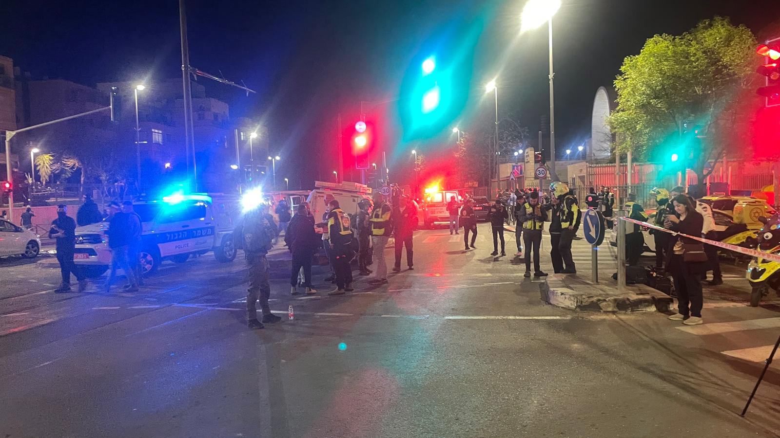 epa10434649 Emergency services work at the scene of a shooting at a synangogue in Neve Yaakov area of Jerusalem, Israel, 27 January 2023. According to a police spokesperson, at least eight people were killed and several injured in a shooting attack at a synagogue.  EPA/ATEF SAFADI